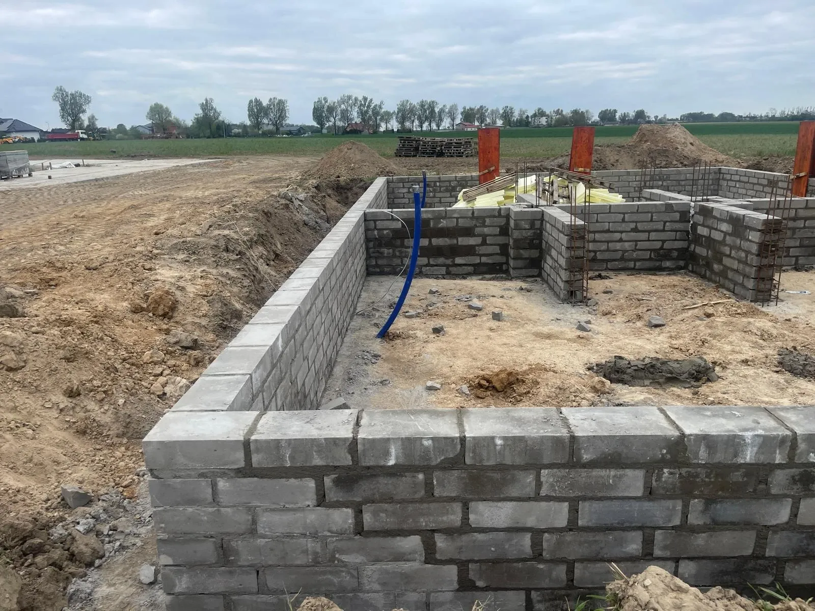 Budowa Osiedla nad Strugą – ściany fundamentowe, lipiec 2024