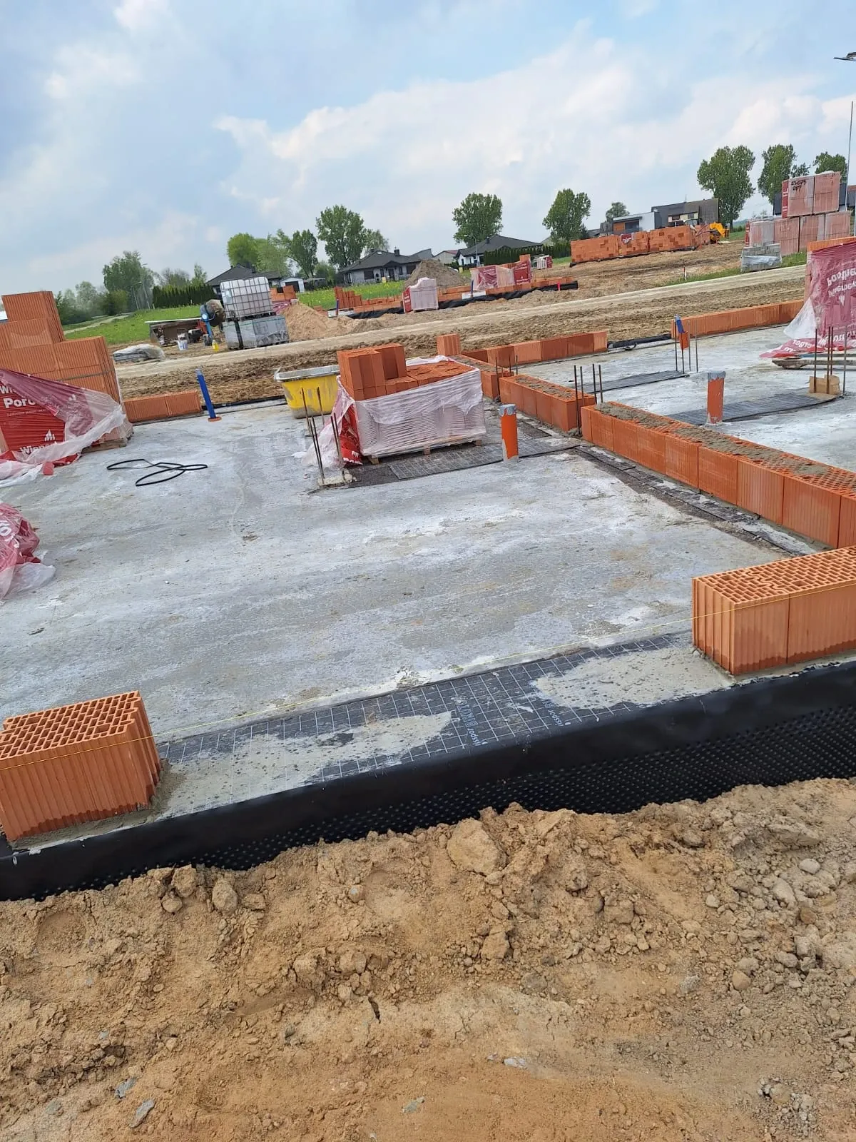 Budowa Osiedla nad Strugą – płyta i pierwsza warstwa ścian, lipiec 2024