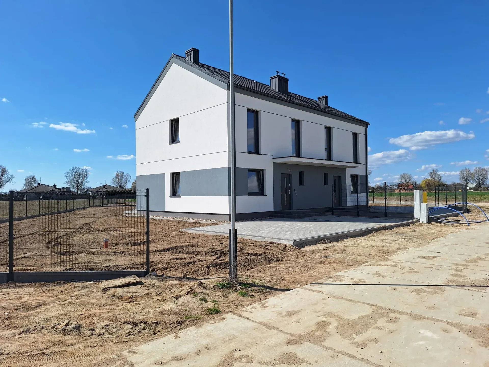 Budowa Osiedla nad Strugą – gotowy dom z ogrodem, maj 2025