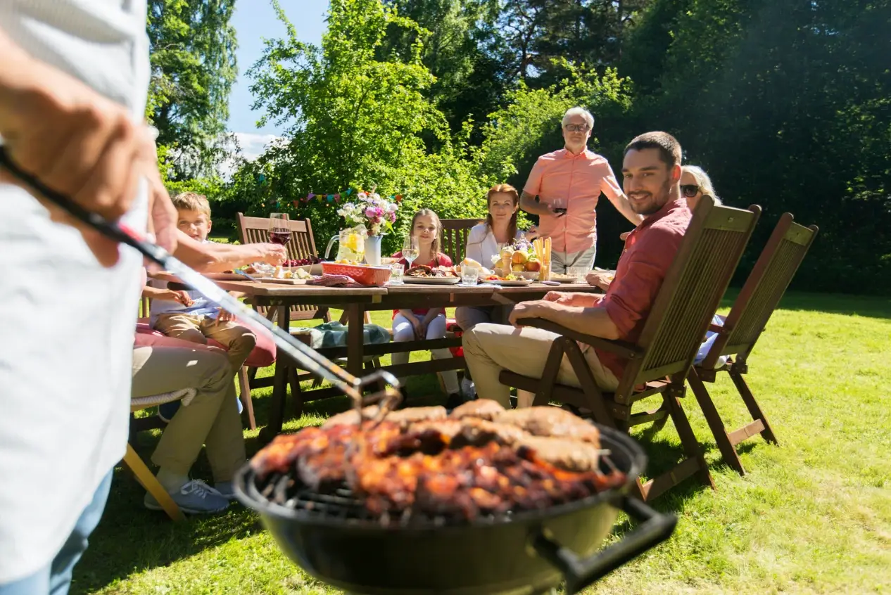 Rodzina przy grillu we własnym ogrodzie